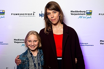 SYSTEMSPRENGER-Darstellerin Helena Zengel mit Regisseurin Nora Fingscheidt auf dem 29. FILMKUNSTFEST MV ©Jacob Waak/FILMLAND MV